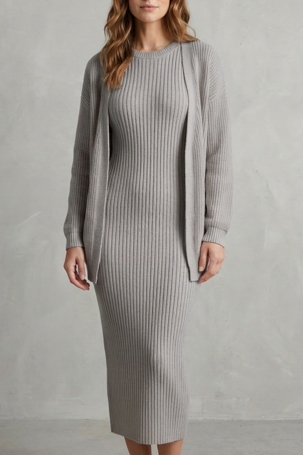 Ensemble robe pull maille côtelée gris clair, vue de face, avec cardigan