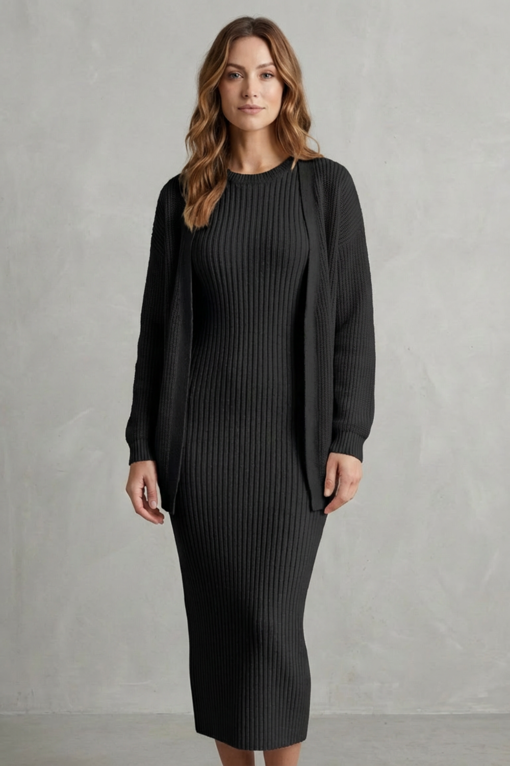 Ensemble robe pull maille côtelée noir, détail de la coupe ajustée