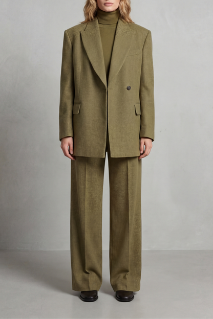 Ensemble tailleur vert olive, blazer et pantalon large, vue de face