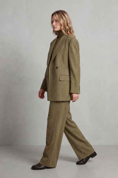 Ensemble tailleur vert olive, détail blazer