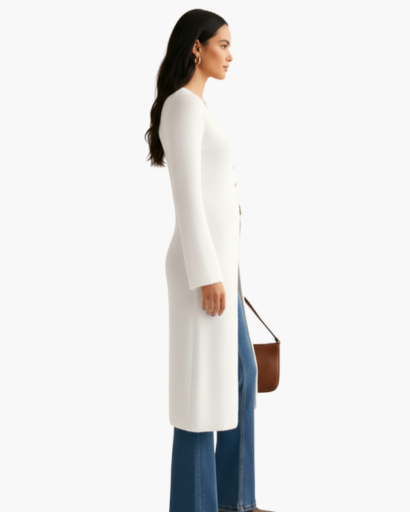 Cardigan long femme col V, porté avec une tenue chic