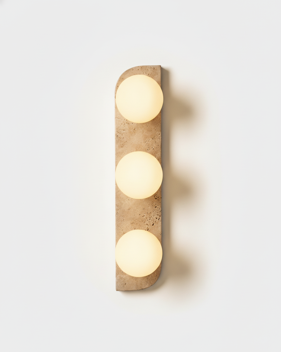 Triple, pilier travertin et trois globes