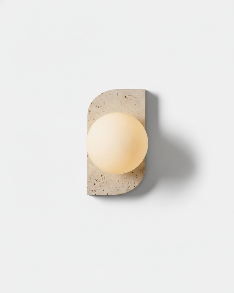 Simple, pilier travertin et globe verre opalin