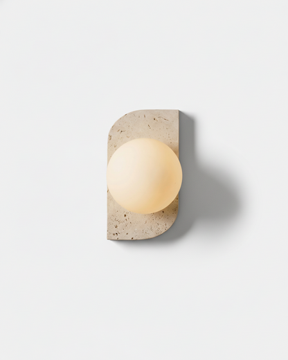 Simple, pilier travertin et globe verre opalin