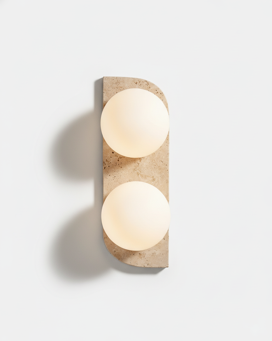 Double, pilier travertin et deux globes