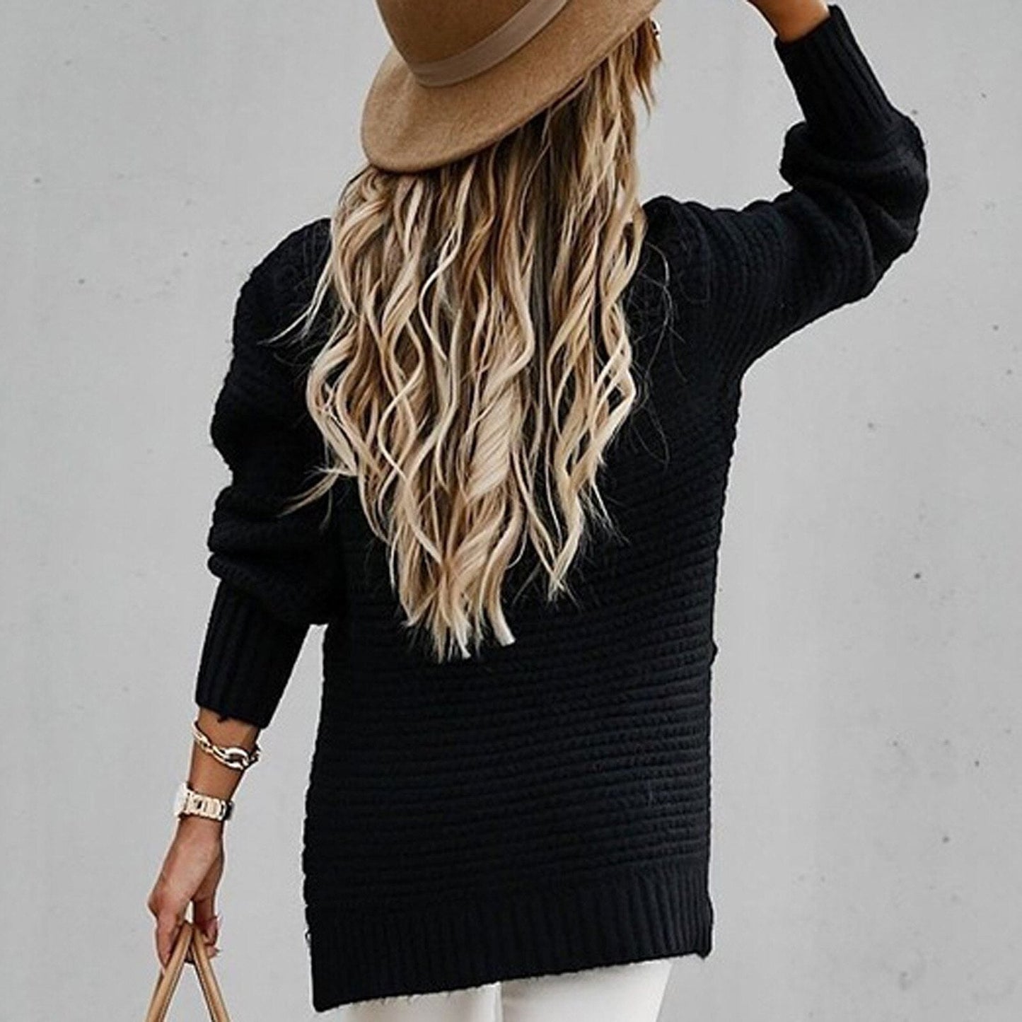 Pull col montant en maille pour femme, vue de dos