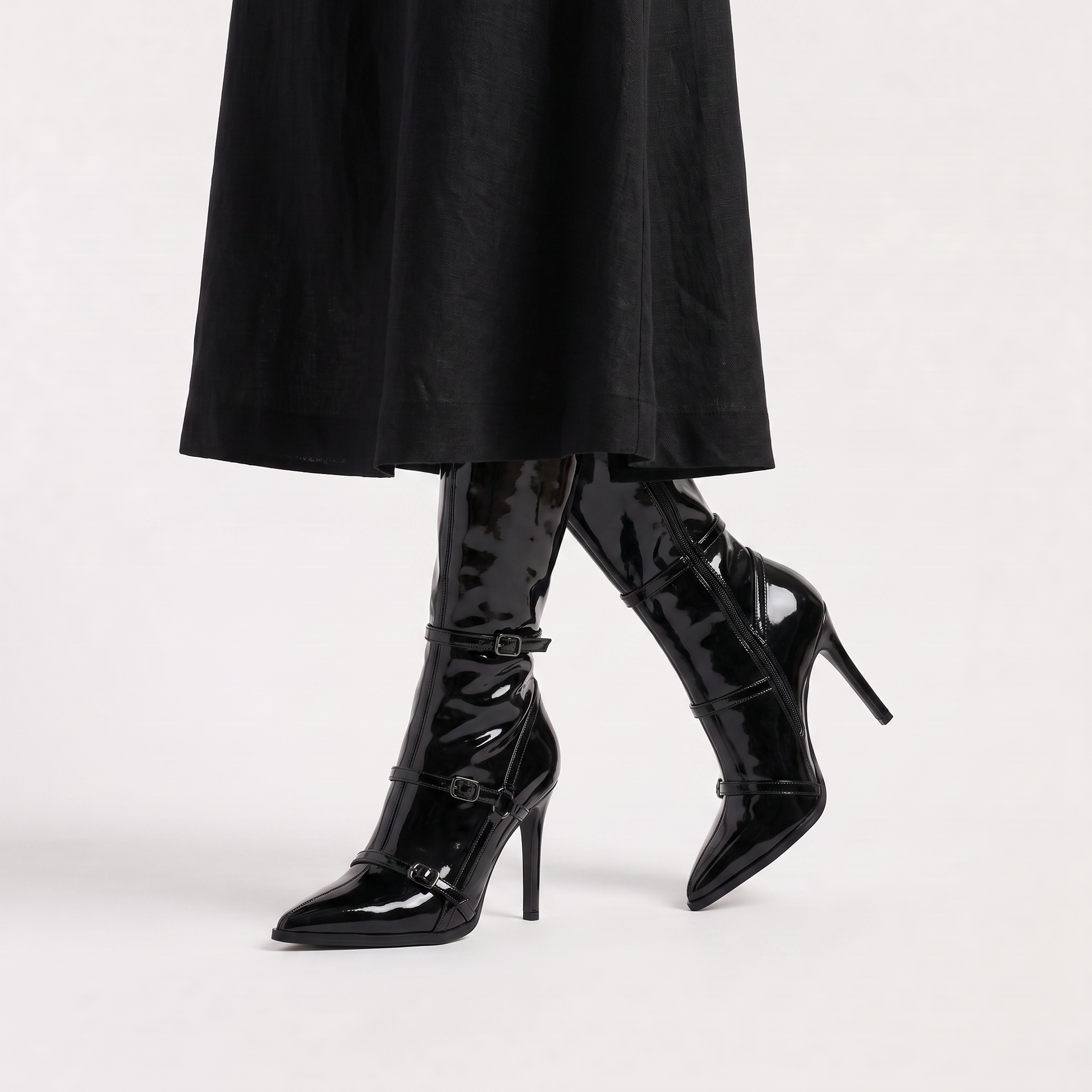 Bottes cuissardes vernies noires, détail brides bouclées