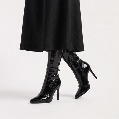 Bottes cuissardes vernies noires, détail brides bouclées