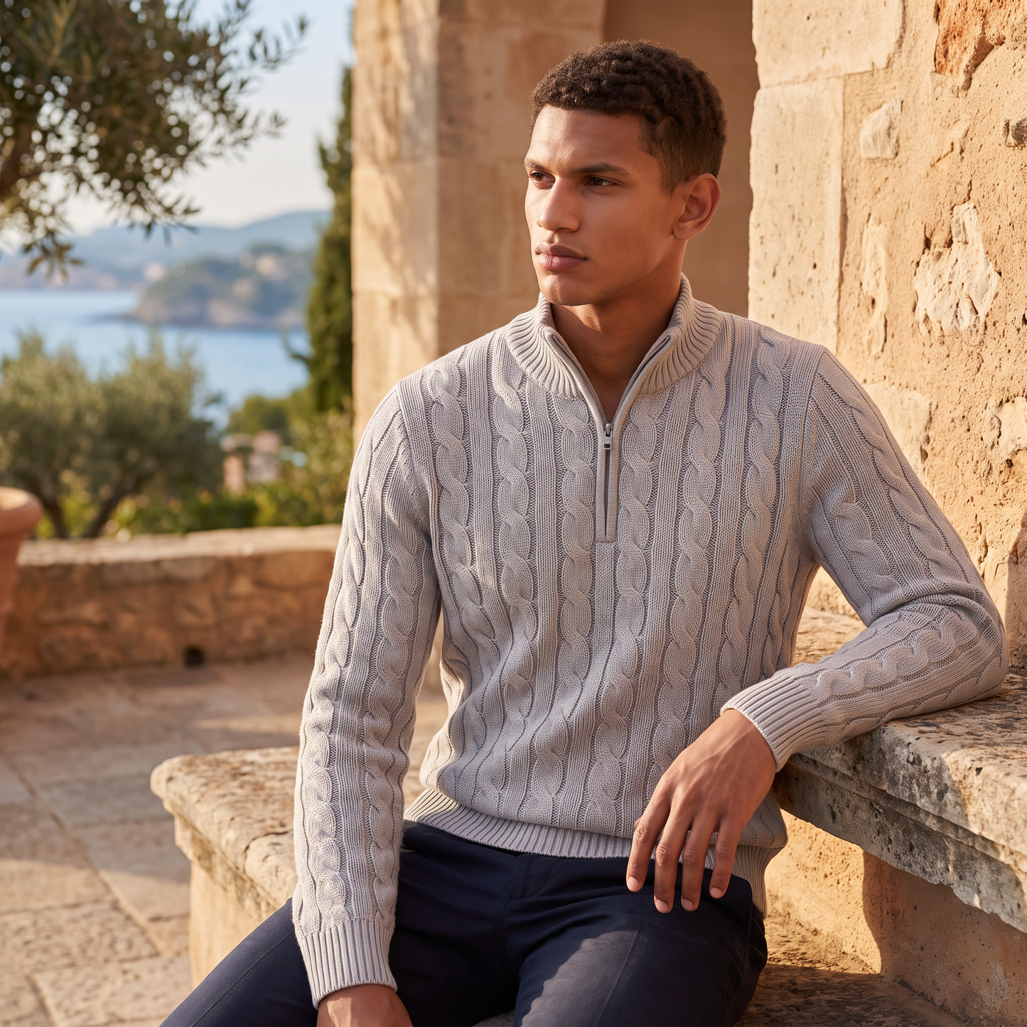 Pull tricoté demi-zip marine, porté en situation