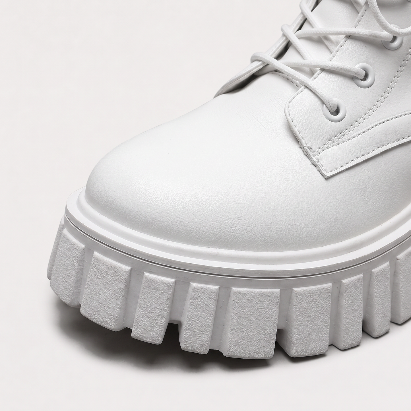 Bottines combat blanches, détail semelle plateforme