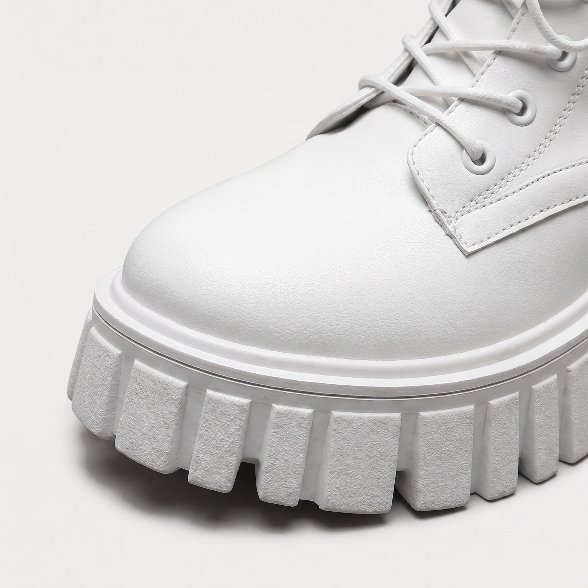 Bottines combat blanches, détail semelle plateforme