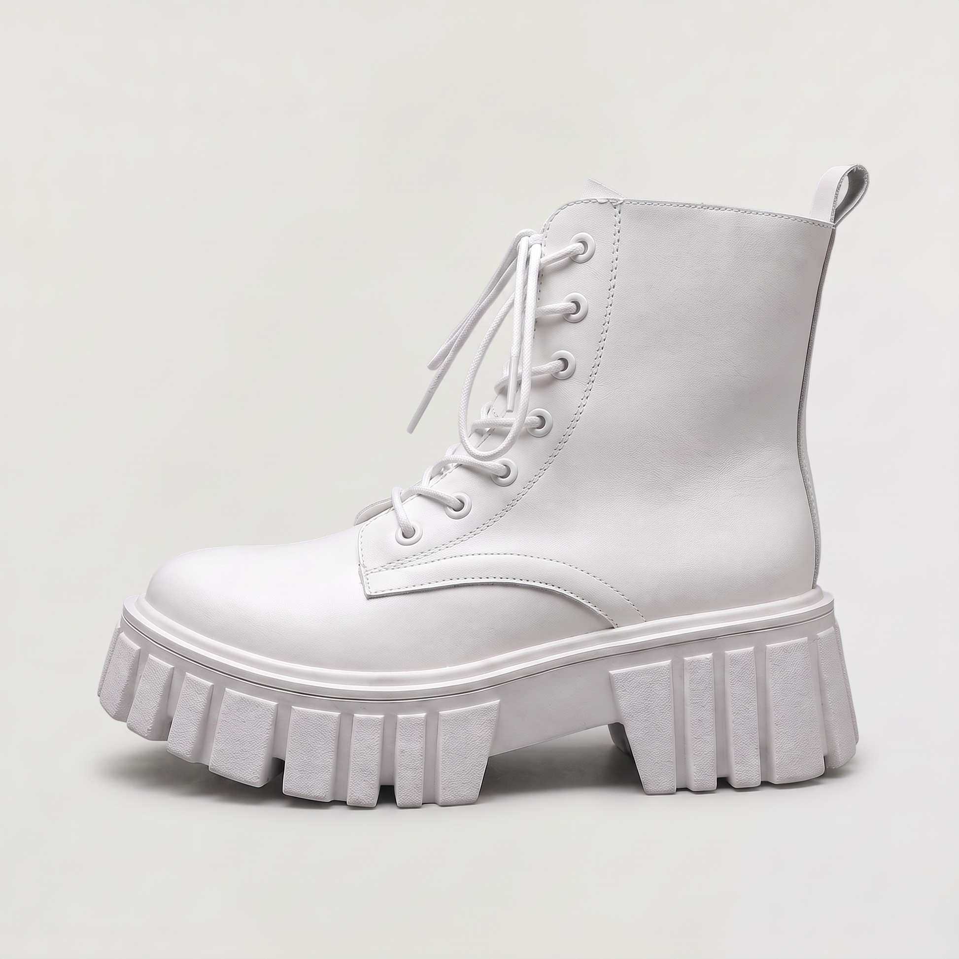 Bottines combat blanches à lacets, vue de face