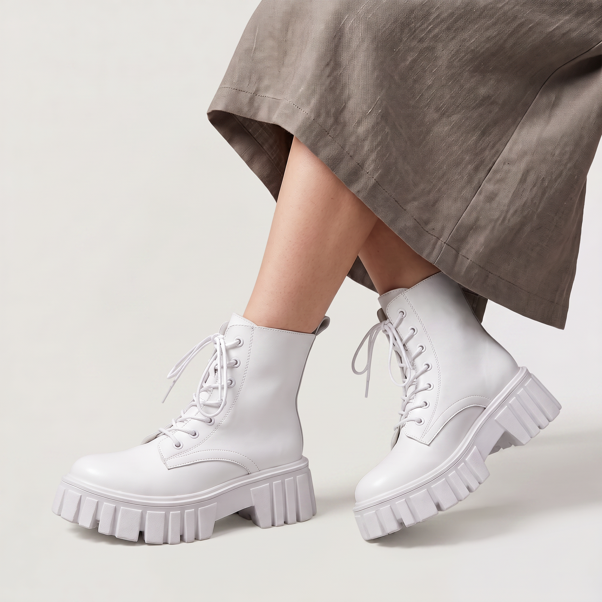 Bottines combat blanches, détail lacets