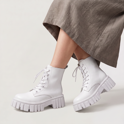 Bottines combat blanches, détail lacets