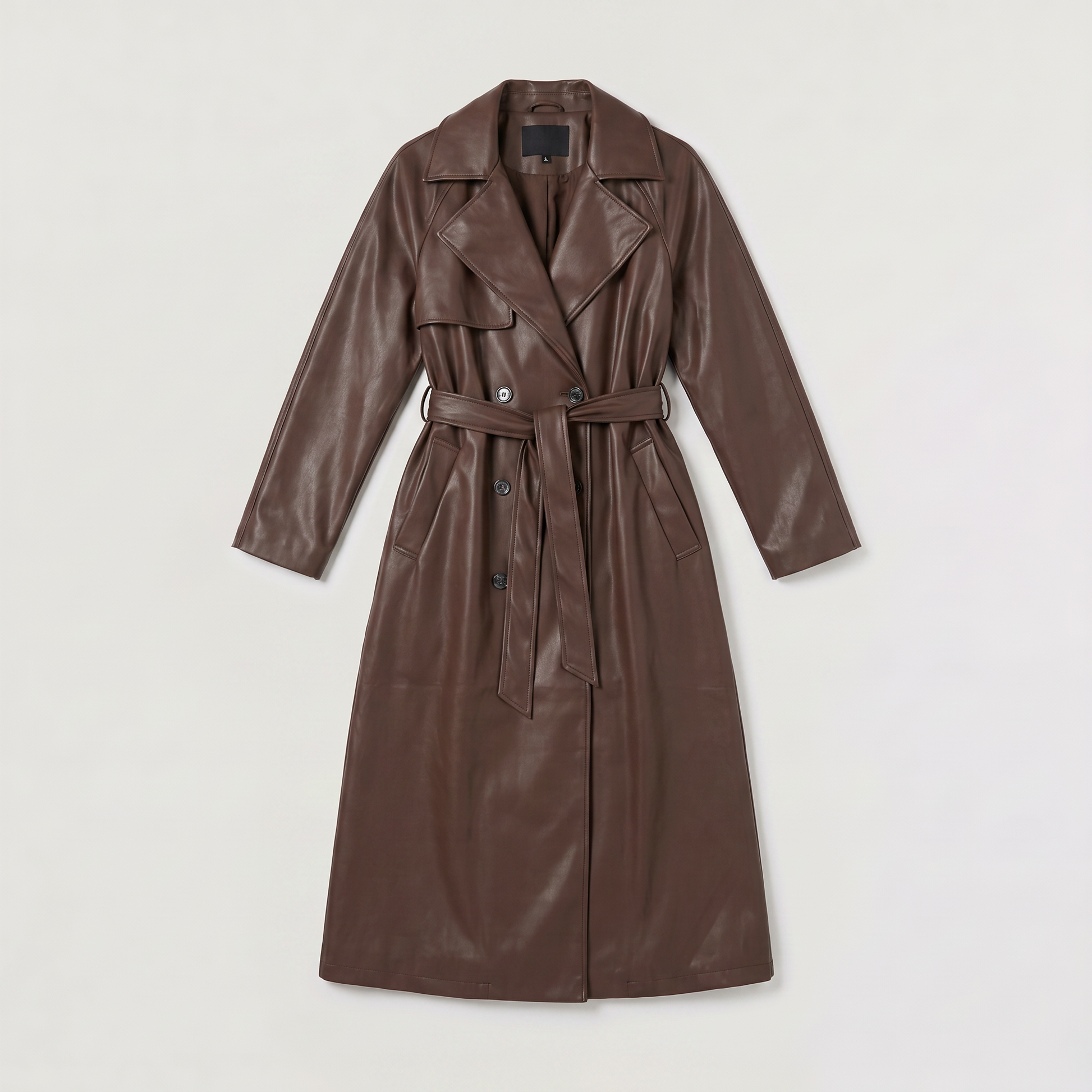 Trench mi-long marron, détail doublure satinée