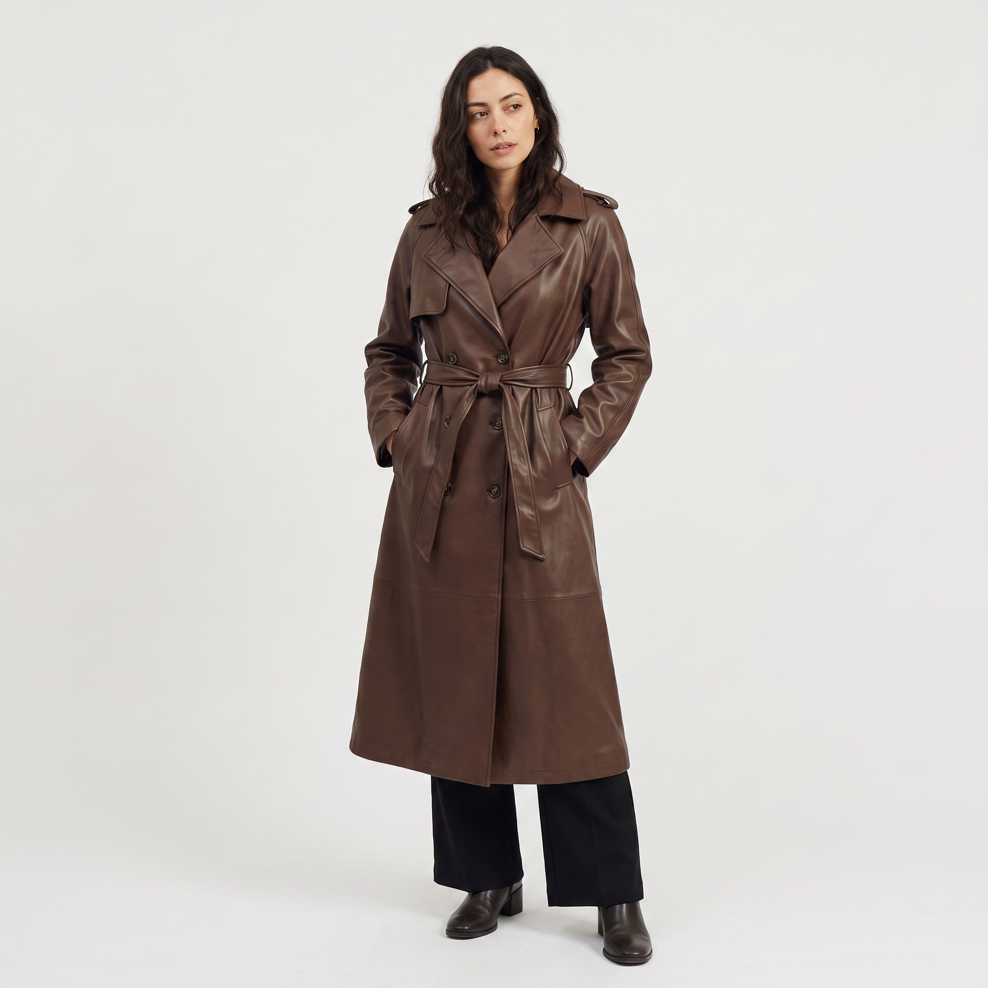 Trench mi-long marron en simili cuir, vue de face