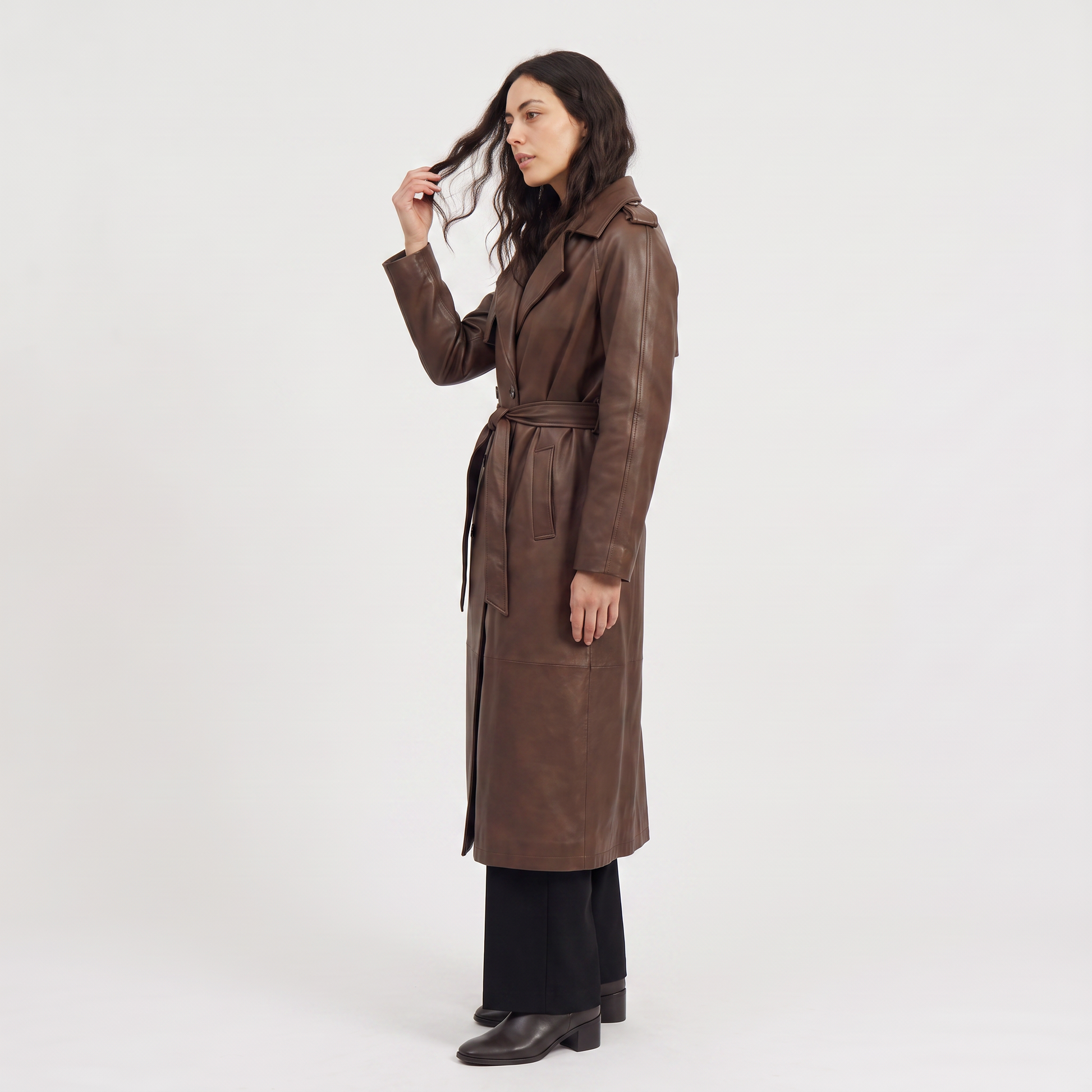 Trench mi-long marron, détail boutonnage