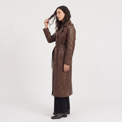 Trench mi-long marron, détail boutonnage