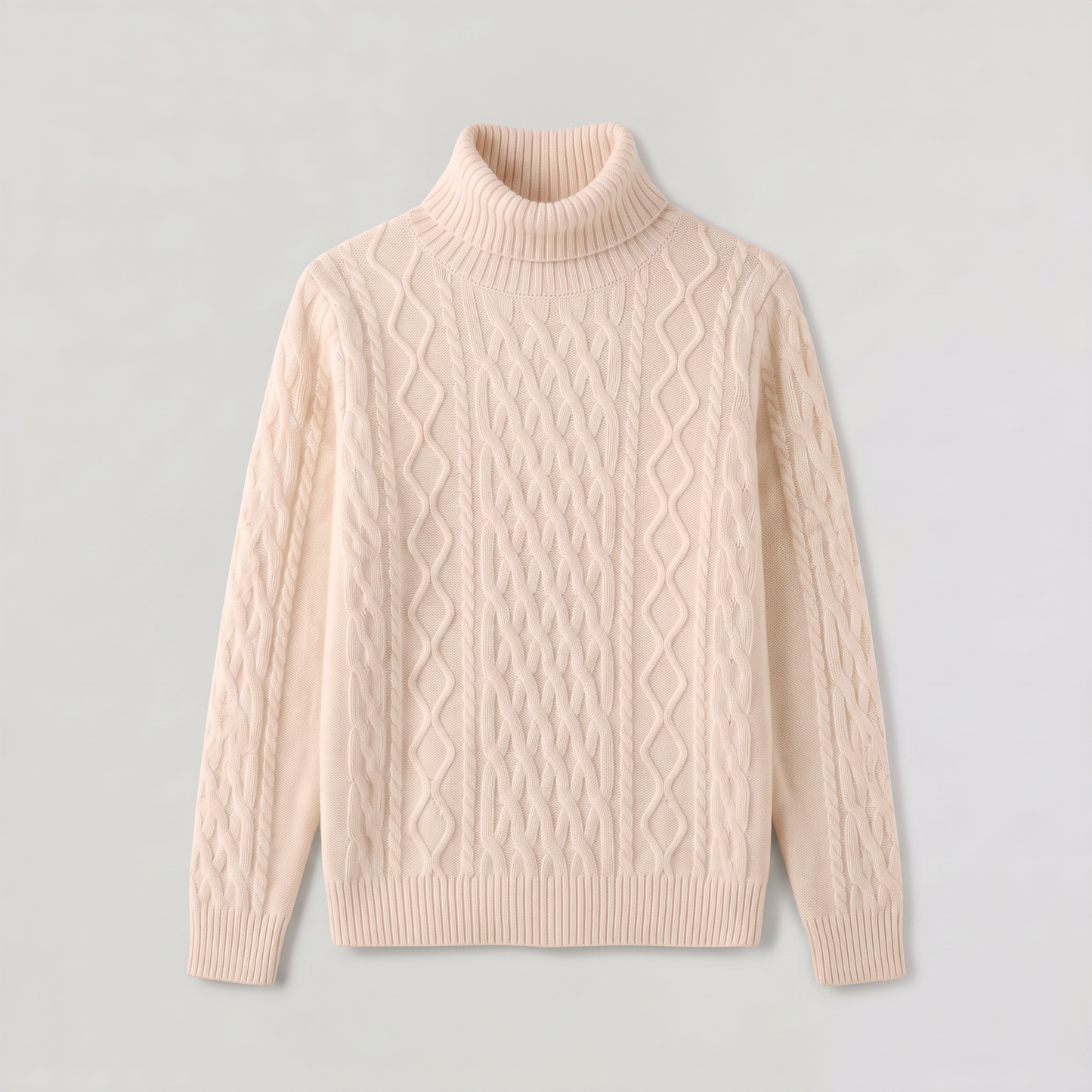 Pull torsadé en laine col roulé écru, porté