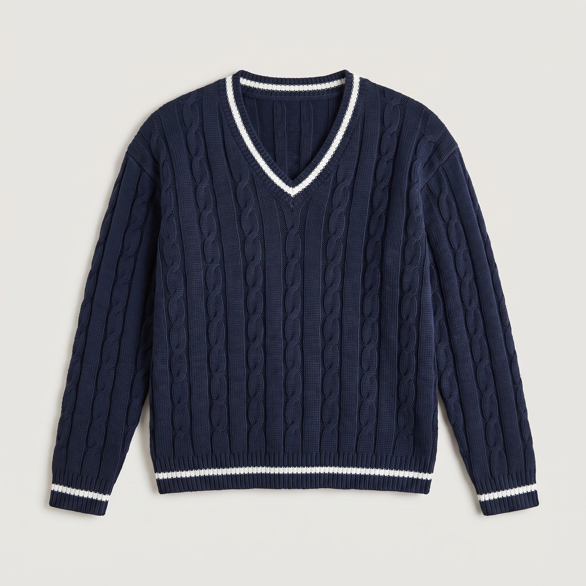 Pull torsadé col V marine, détail poignets