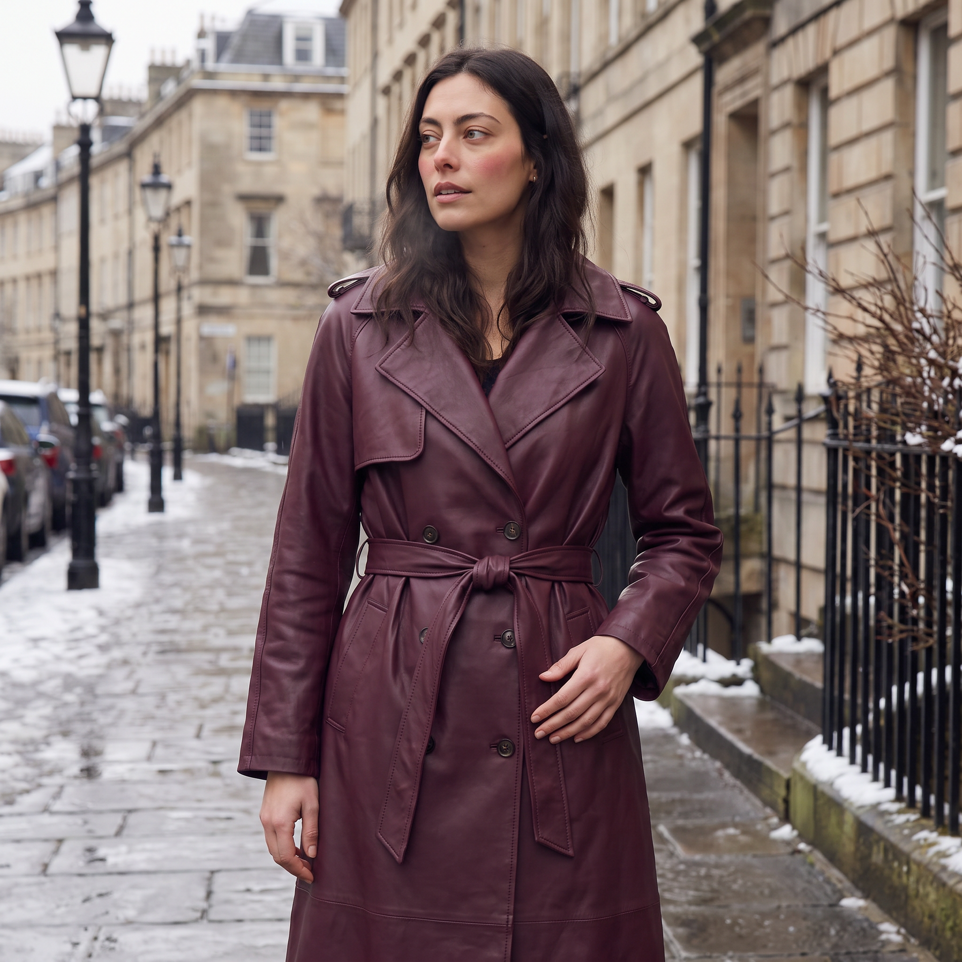 Trench mi-long marron, détail ceinture