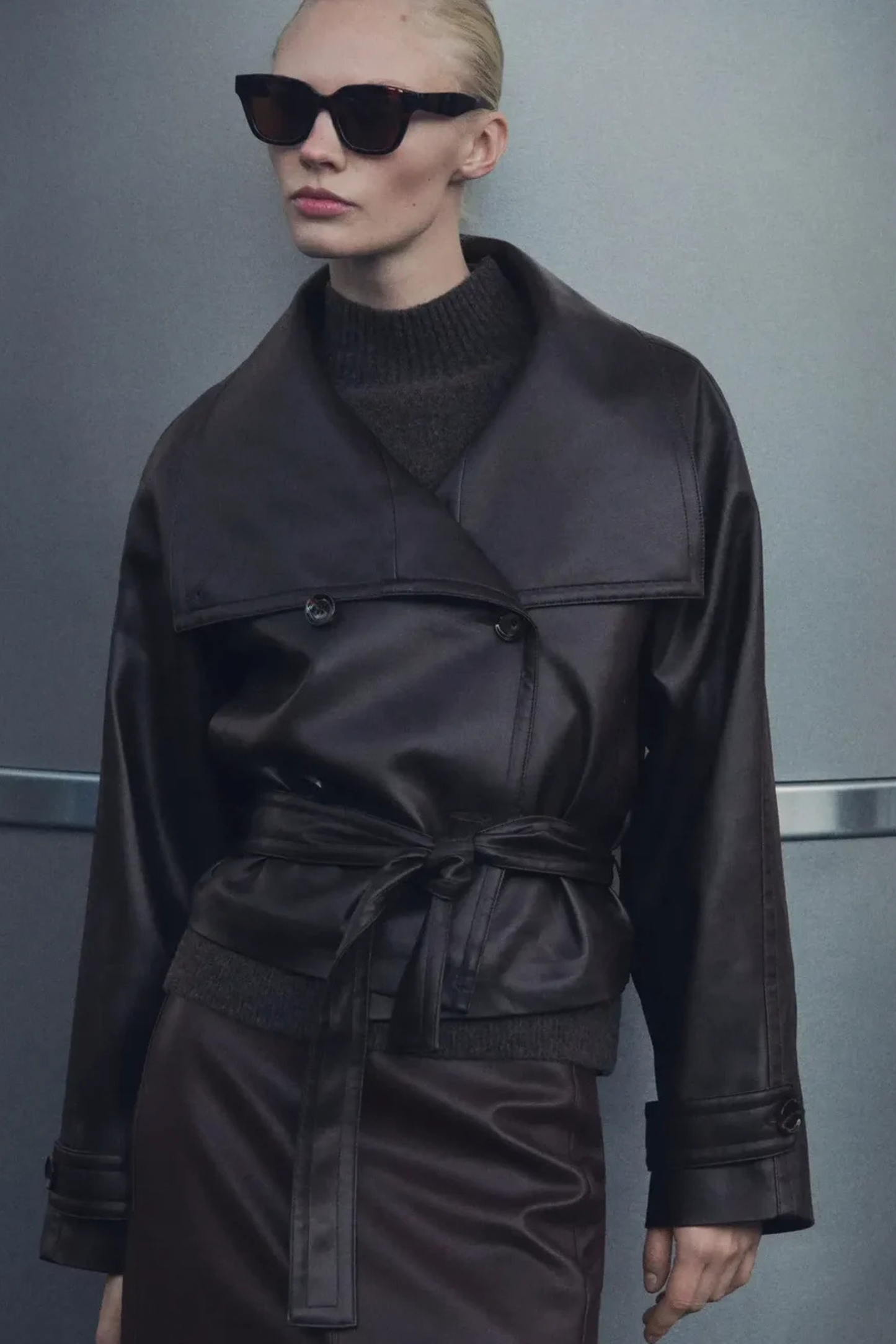 veste courte similicuir femme noire avec ceinture, vue de face