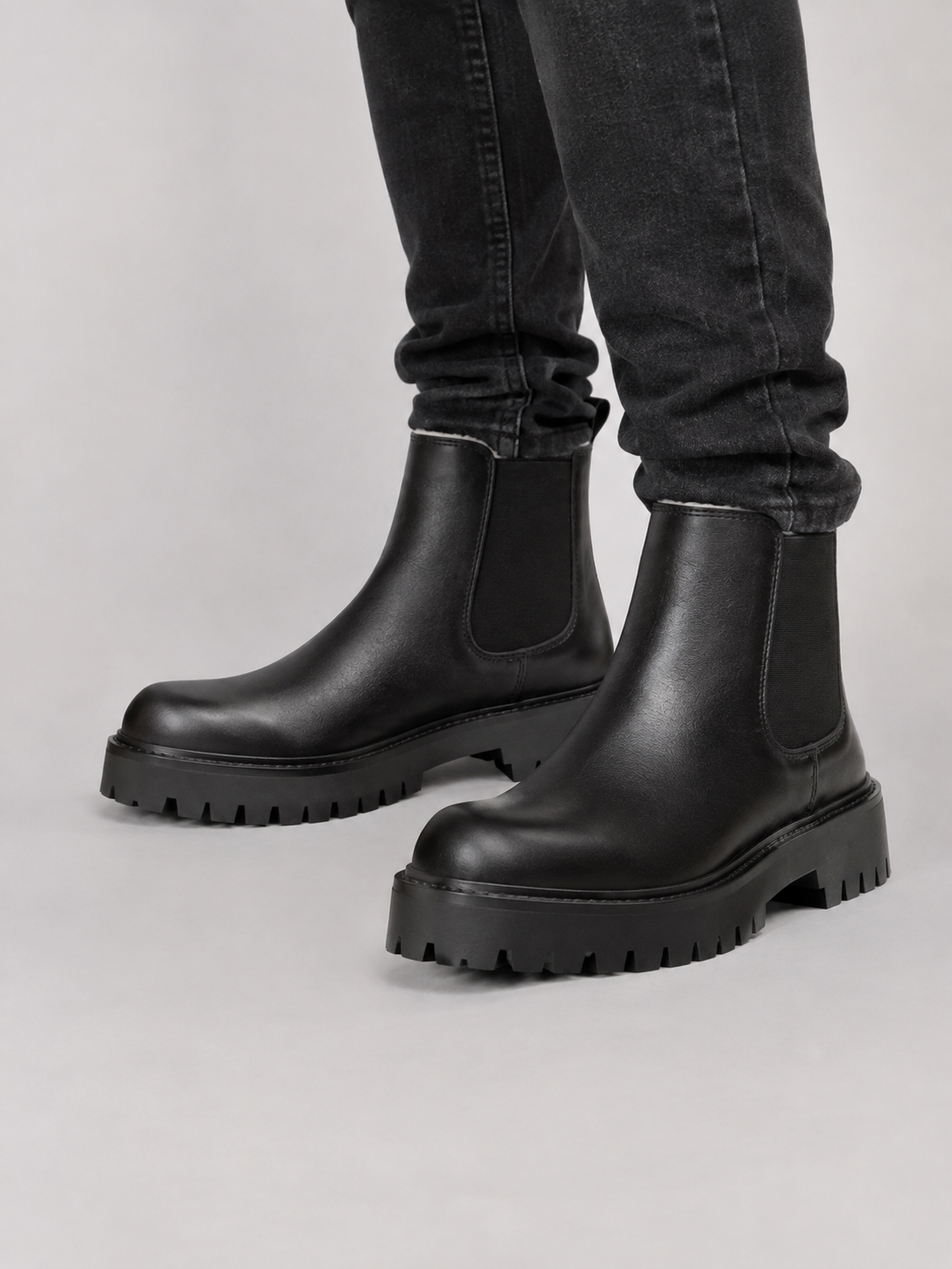 Bottines Chelsea homme portées avec un jean