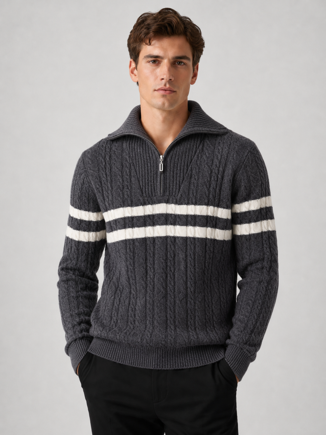 Pull torsadé rayé demi-zip blanc, porté