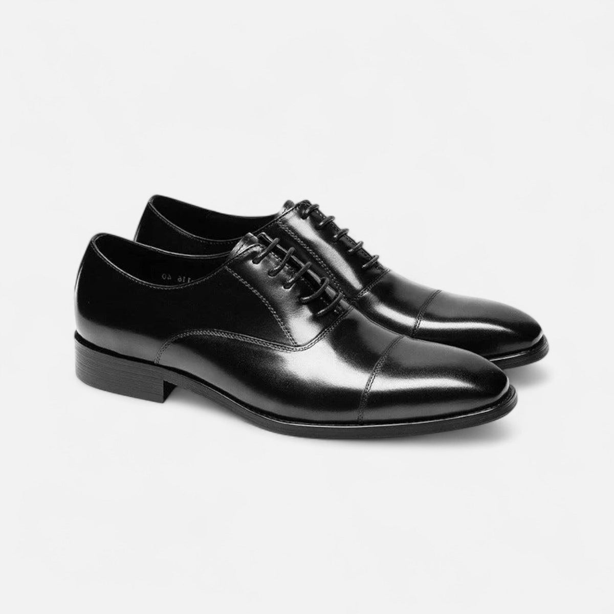 chaussures richelieu homme en cuir noir, vue de profil