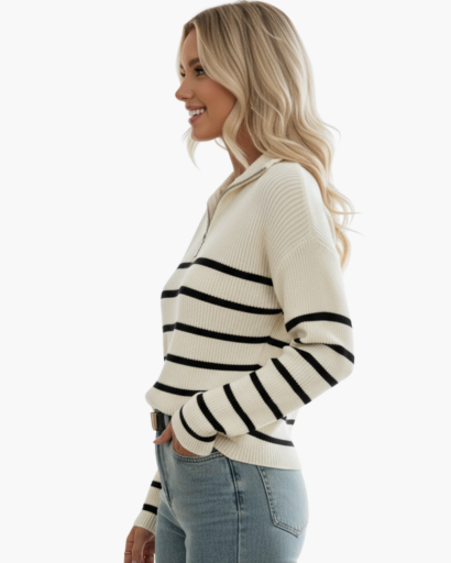 Pull femme rayé col zippé, vue de profil, porté par un mannequin