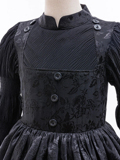 Gros plan sur les boutons et le col du bustier de la robe de sorcière gothique