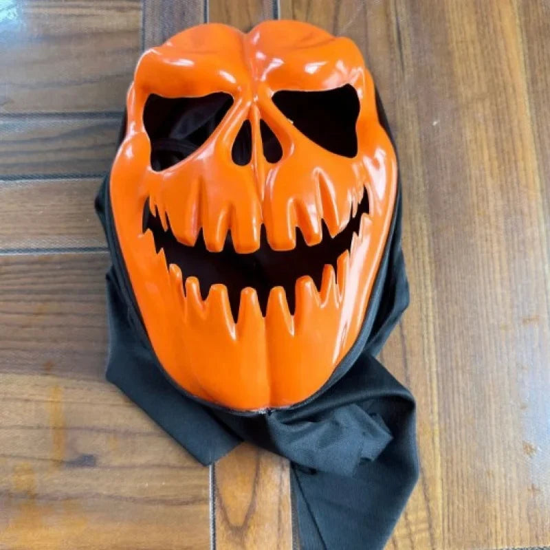 Masque effrayant de citrouille orange avec capuche noire