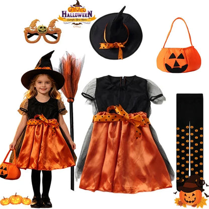 Costume de sorcière orange et noir pour fille, mise en scène avec chapeau, sac citrouille, robe et collants