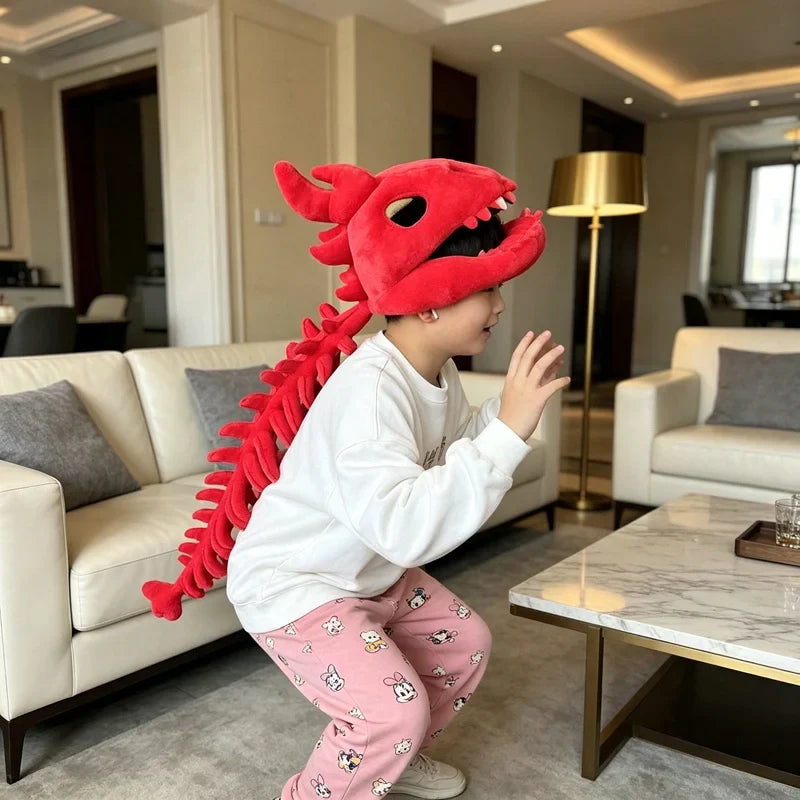Enfant portant la coiffe squelette de dinosaure rouge