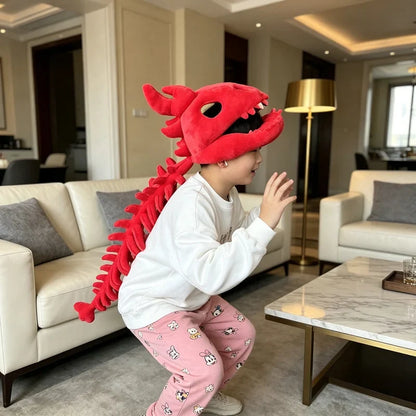 Enfant portant la coiffe squelette de dinosaure rouge