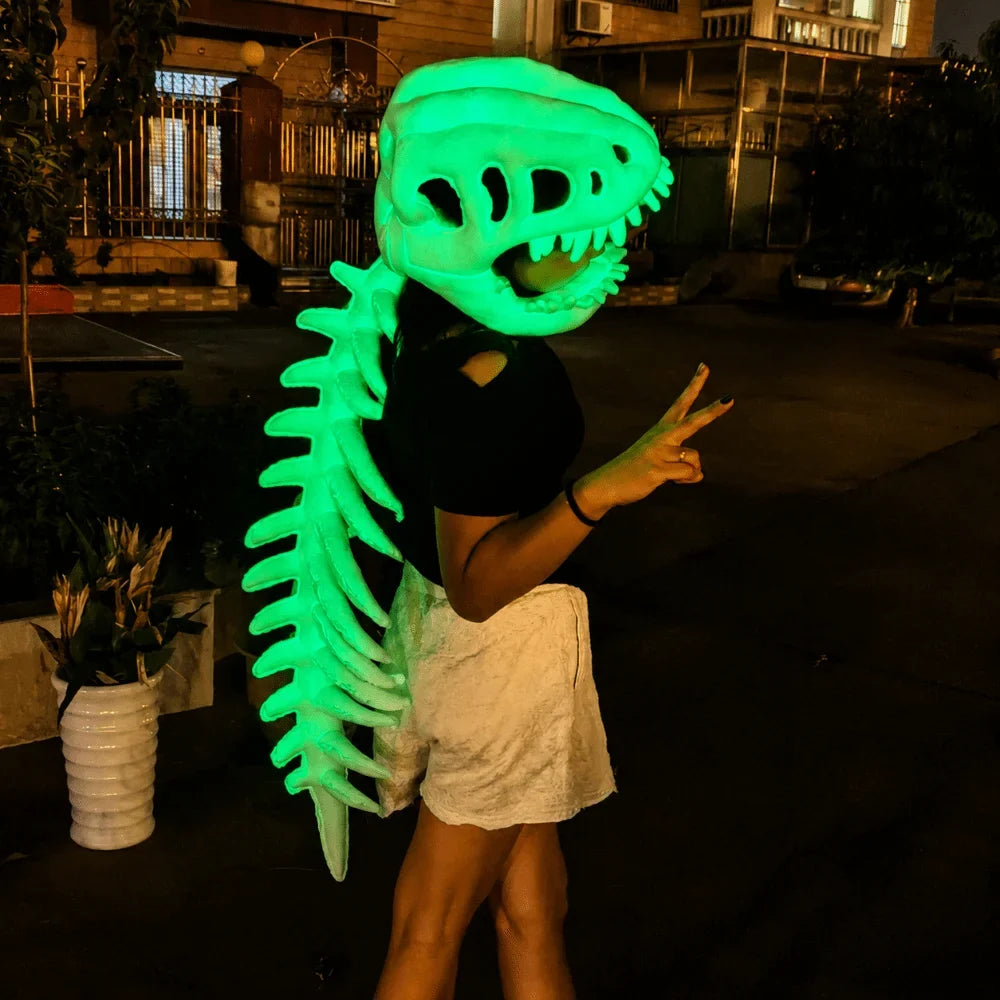 Personne portant le costume squelette de dinosaure phosphorescent en extérieur