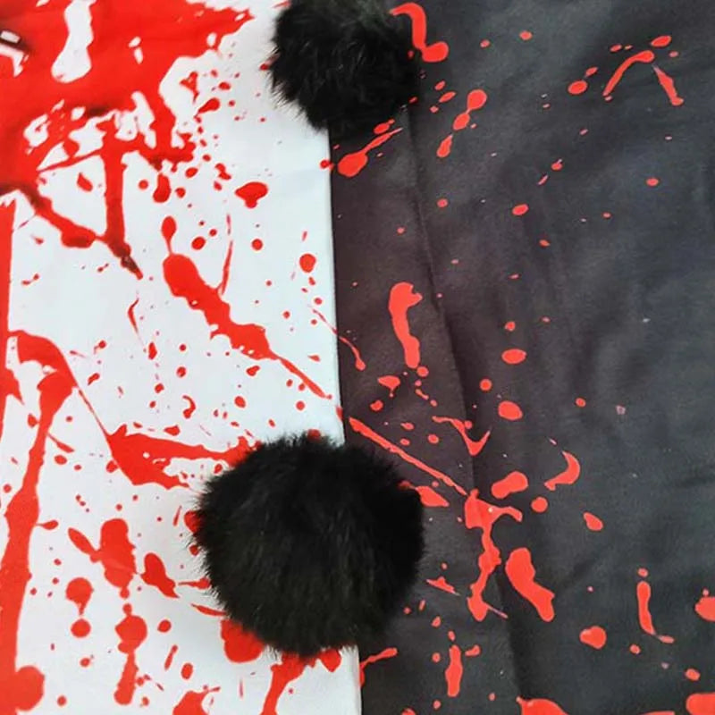 Gros plan sur le tissu ensanglanté du costume clown effrayant
