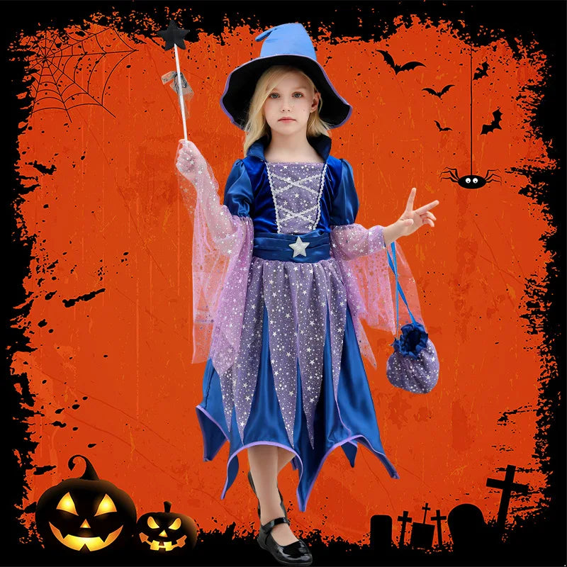 Fille portant une robe de sorcière étoilée bleu et violet avec chapeau et baguette étoilée