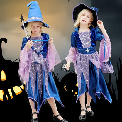 Deux fillettes portant la robe de sorcière étoilée et le chapeau pointu, fond citrouilles d'Halloween