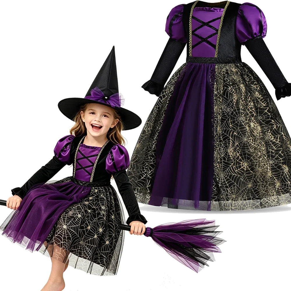 Fillette portant une robe de sorcière violette à toile d'araignée avec chapeau, assise sur un balai