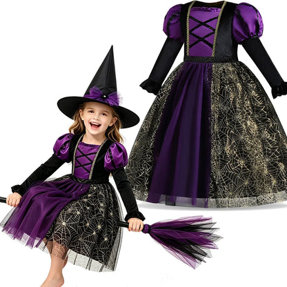 Fillette portant une robe de sorcière violette à toile d'araignée avec chapeau, assise sur un balai