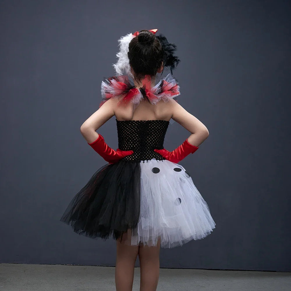 Vue de dos de la robe tutu à pois dalmatien avec gants rouges
