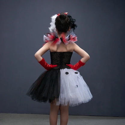 Vue de dos de la robe tutu à pois dalmatien avec gants rouges