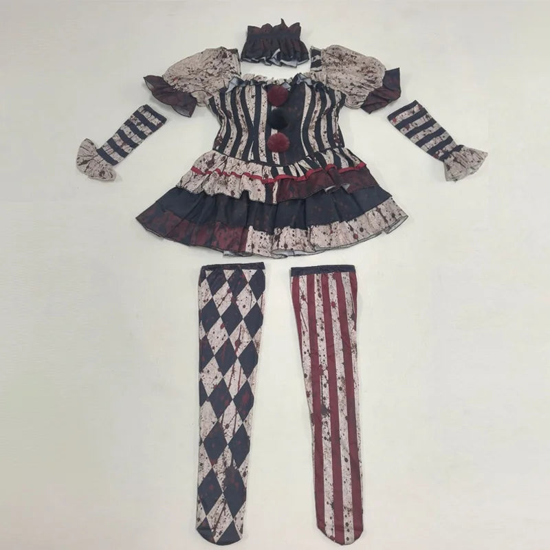 Ensemble complet costume clown étalé à plat avec bas et manchettes