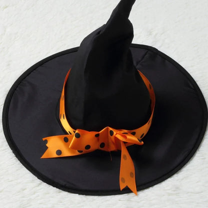 Chapeau de sorcière noir avec nœud à pois orange, gros plan à plat