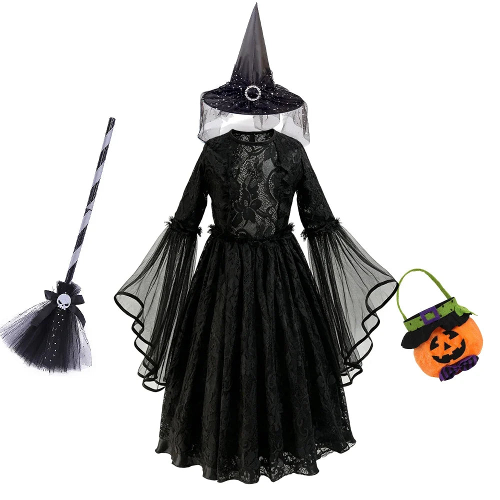 Robe gothique noire avec chapeau de sorcière, balai et sac à bonbons citrouille