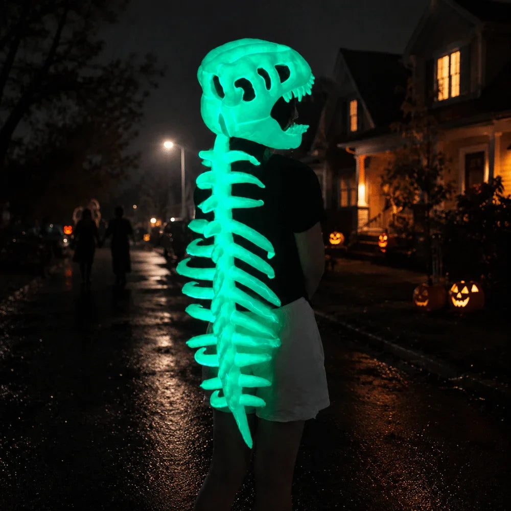 Costume squelette de dinosaure qui brille dans le noir dans une rue d'Halloween