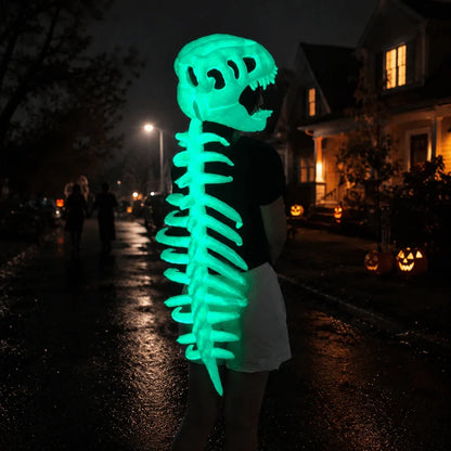 Costume squelette de dinosaure qui brille dans le noir dans une rue d'Halloween