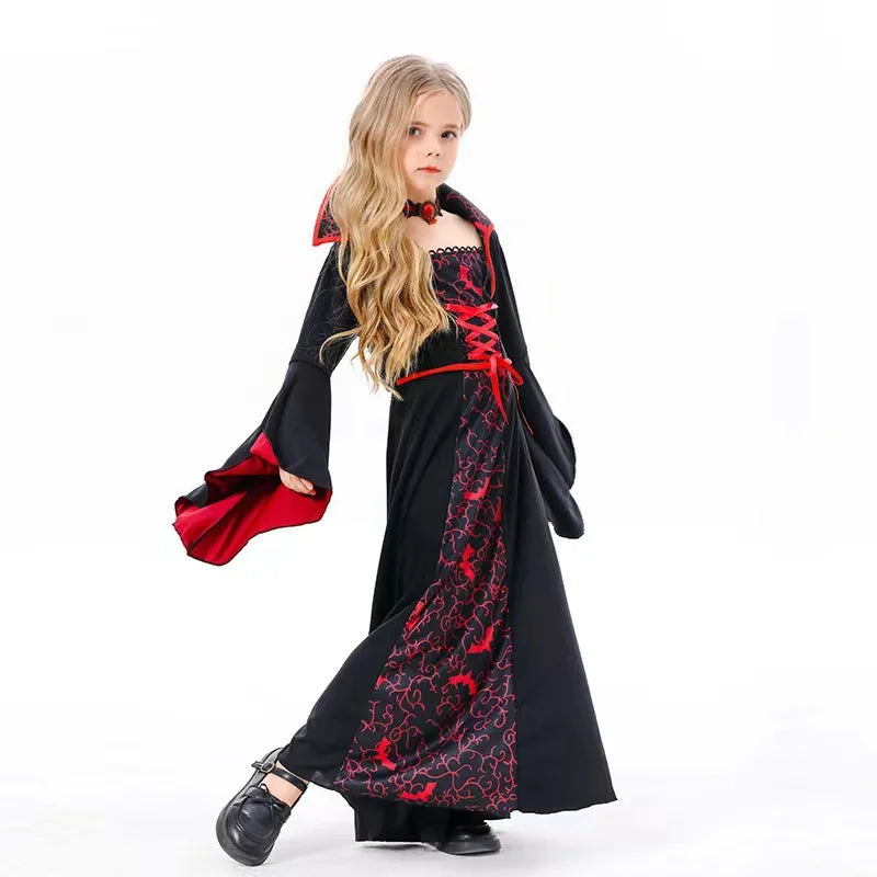 Fillette portant la robe de reine vampire avec collier ras-de-cou, vue de côté