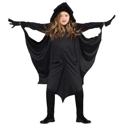 Enfant portant le costume de chauve-souris à ailes noires avec capuche